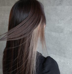 多摩センターの美容室LINDOのヘアカラー。透明感と艶を引き出し、肌なじみの良い理想の色味を叶えます。