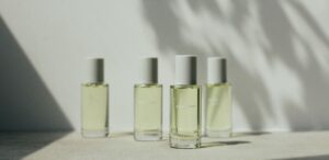 多摩センターの美容室LINDOで取り扱うLOAザオイル。高級香水のような香りで髪をツヤやかに整えるスタイリングオイルです。