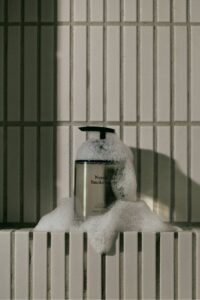 多摩センターの美容室LINDOで取り扱うLOAザオイル。高級香水のような香りで髪をツヤやかに整えるスタイリングオイルです。ロアオイルのシリーズから出たハンドソープです。